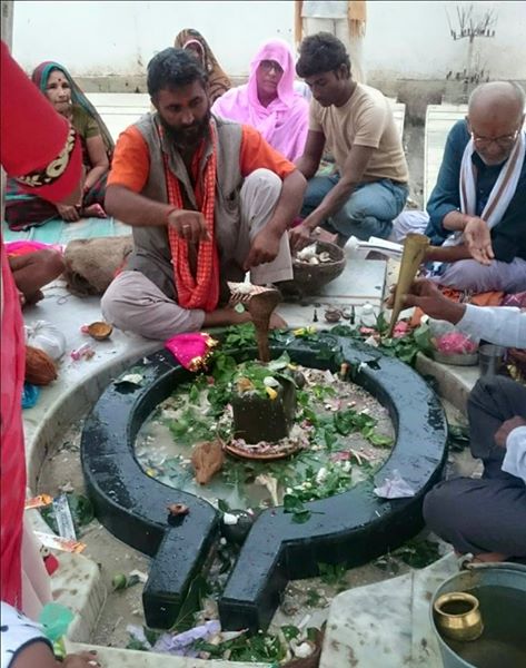 श्रावण मास में भक्तिमय बना बढ़ौरा शिव मंदिर, सुबह से शिव भक्तो के पहुंचने का चल रहा था दौर   