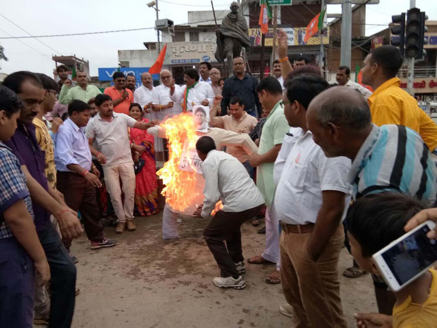 सीधी ! भाजपा ने फूंका ज्योतिरादित्य सिंह का पुतला, कहा कांग्रेस ने किया दलितों का अपमान: लालचन्द 