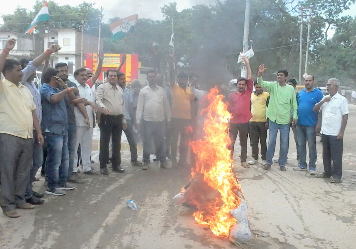 सीधी । कांग्रेसियो ने किया सीएम एवं भाजपा प्रदेश अध्क्षय का पुतला दहन