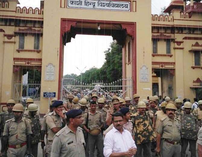 BHU बवाल: गर्ल्स हॉस्टल्स के मुख्य मार्गों पर लगाए जाएंगे CCTV, आज र‍िपोर्ट सौंप सकते हैं कम‍िश्नर....