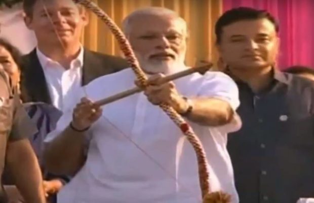 मोदी ने किया रावण वध : धनुष हुआ फेल.... तो हाथ से फेंका तीर