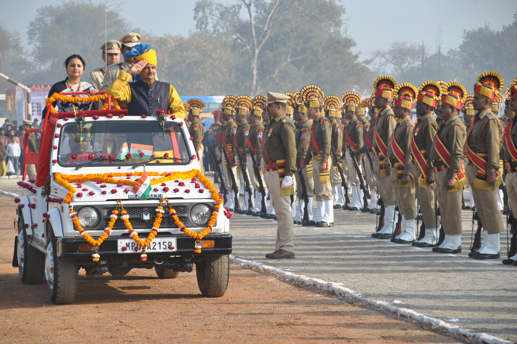 उद्योग मंत्री राजेन्द्र शुक्ल ने रीवा में आयोजित गणतंत्र दिवस के अवसर पर ध्वजारोहण कर परेड को सलामी दी