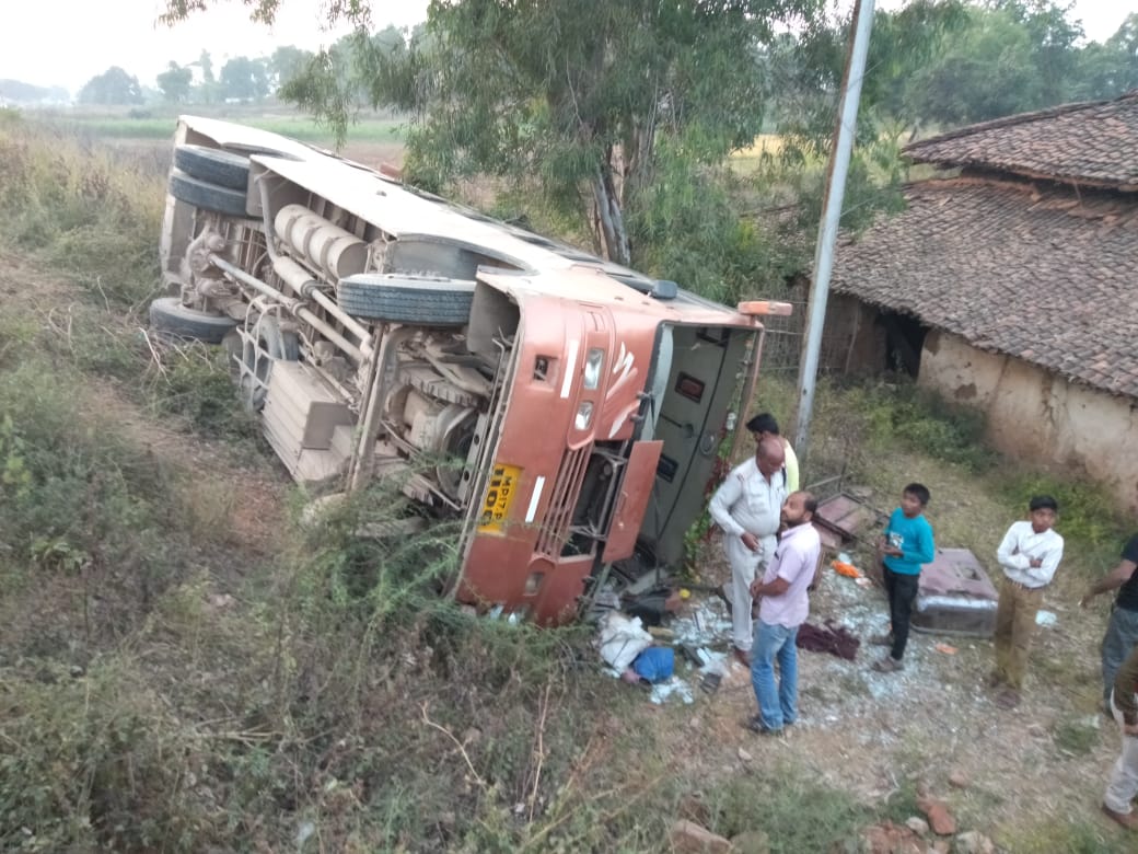 तेज रफ्तार बस अनियंत्रित होकर पलटी