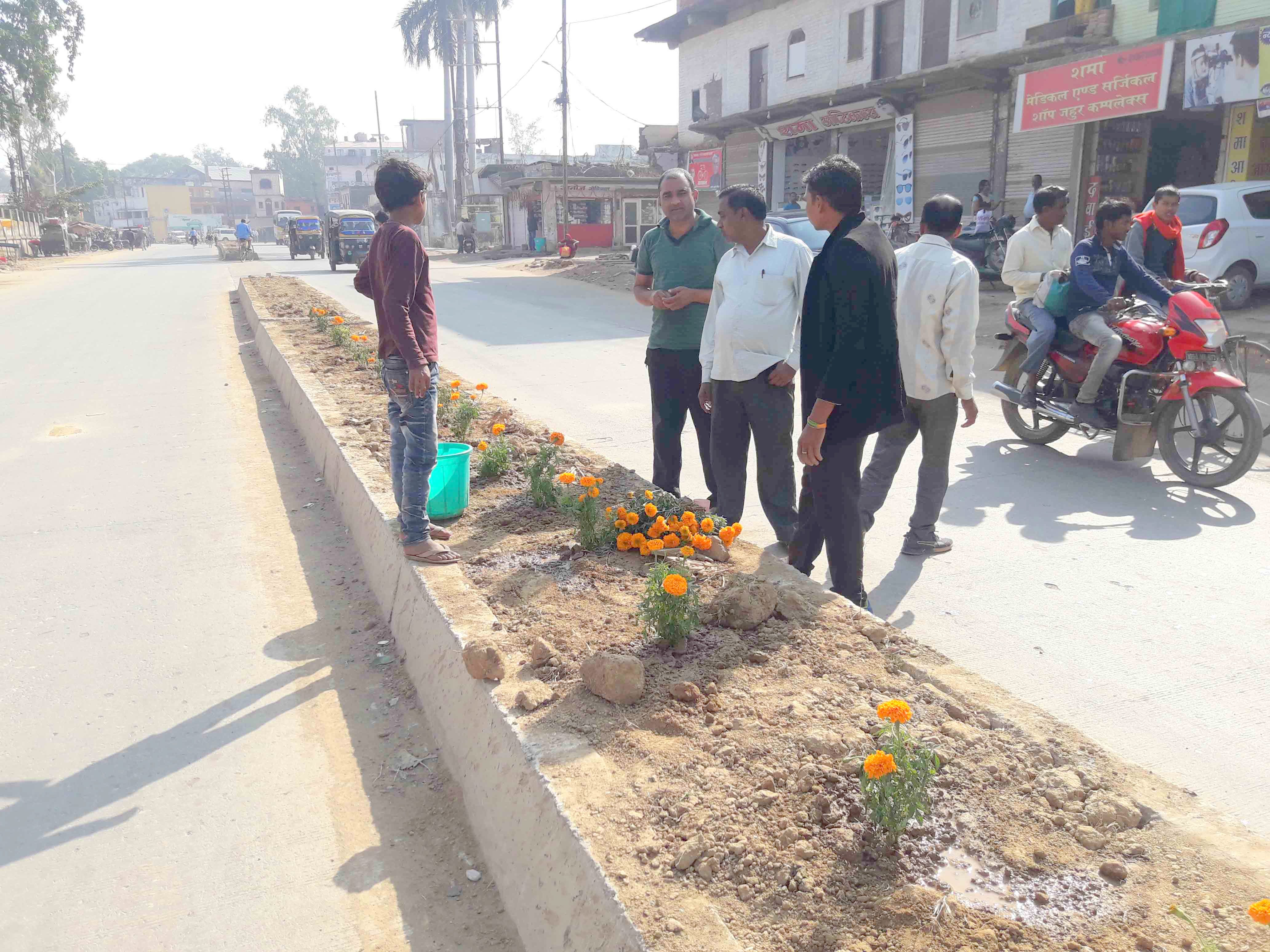 सुन्दर पुष्प और पौधों से सजेगा अस्पताल चौक - डॉ० सिराजुल अंशारी