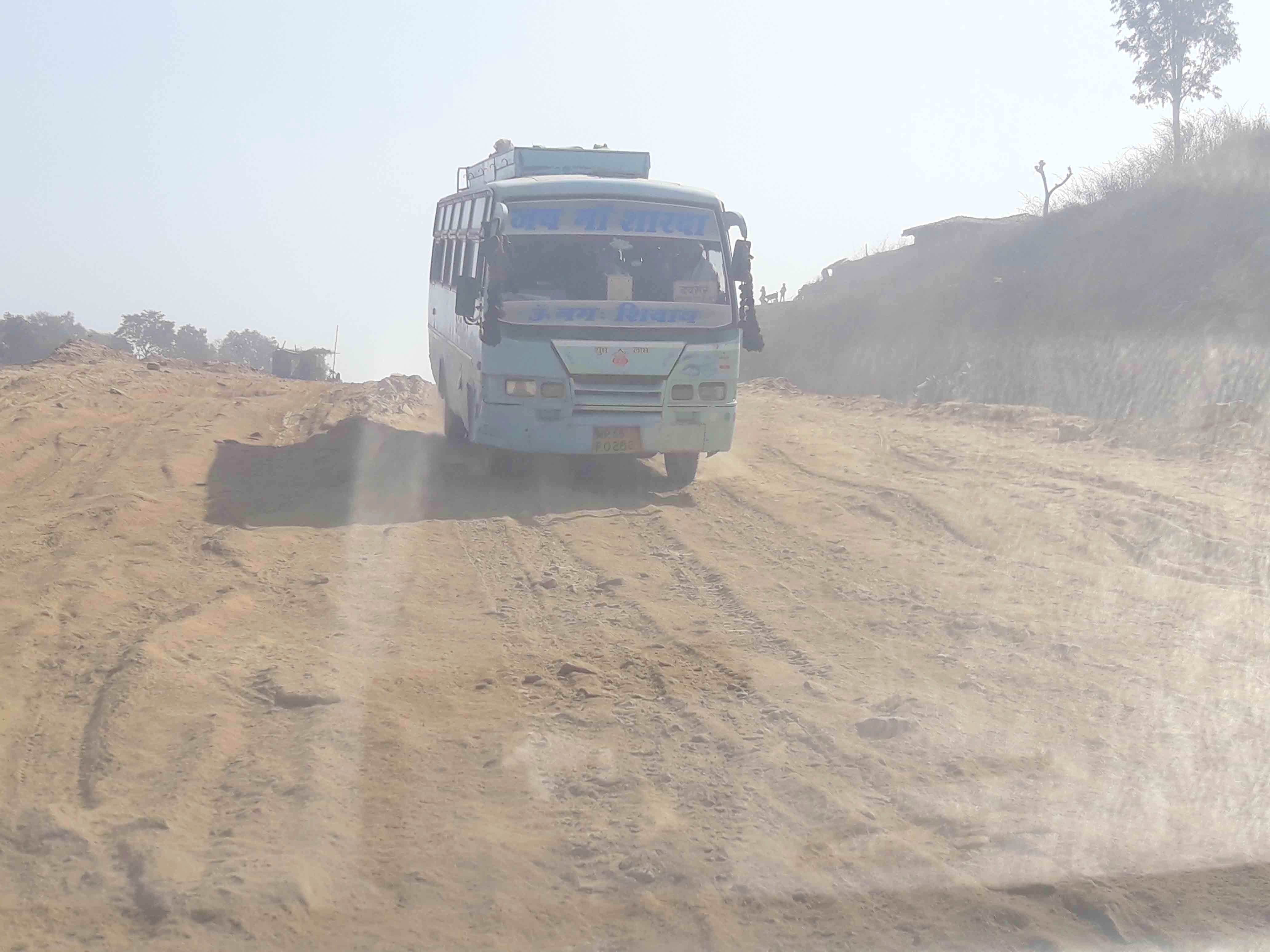  सीधी सिंगरौली मार्ग प्रशासन एवं जनप्रतिनिधियों को कर रहा वेआबरू