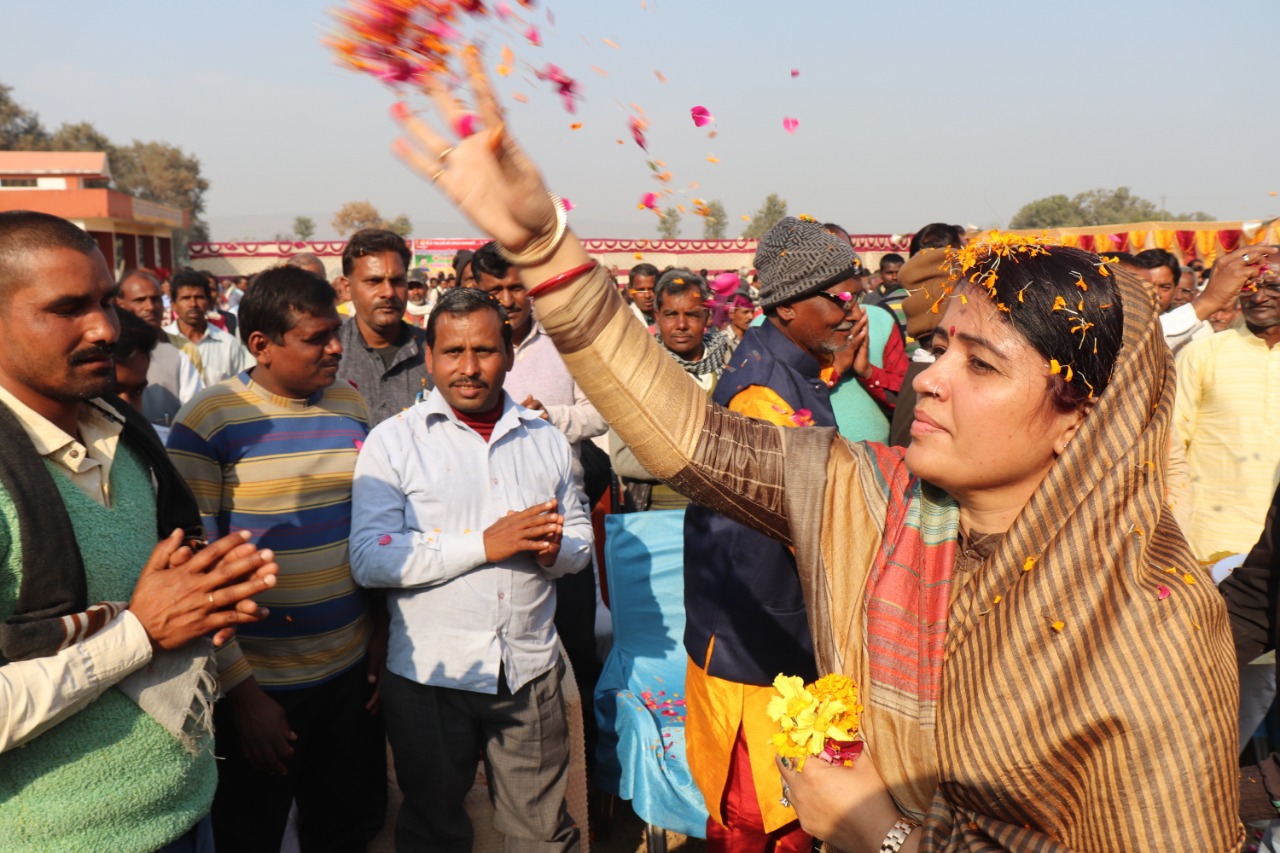 पुष्पवर्षा कर सांसद ने किया कार्यकर्ताओं का सम्मान 