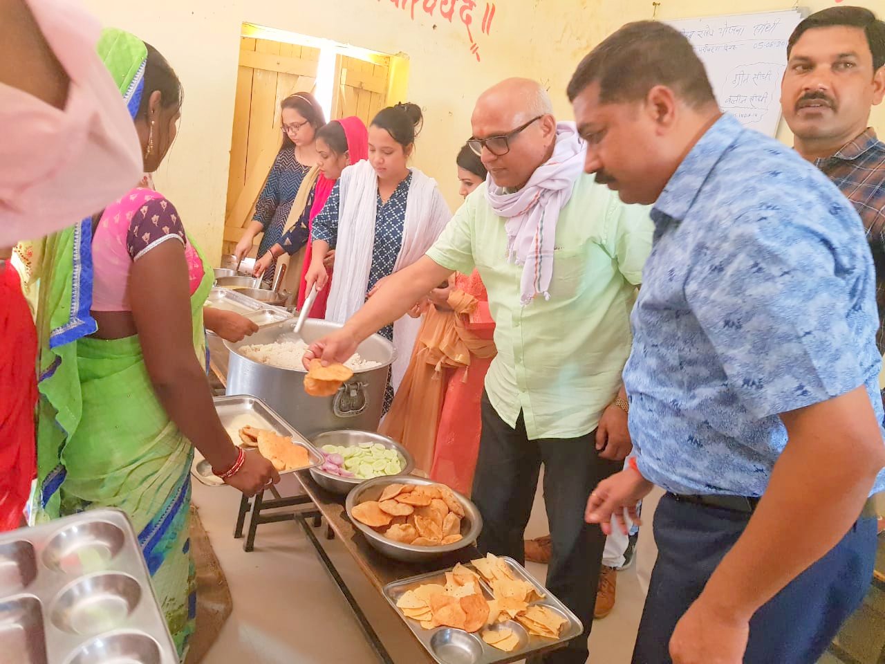  ईद पर कराया गरीबों को भोजन, दीनदयाल रसोंई में आयोजित हुआ कार्यक्रम