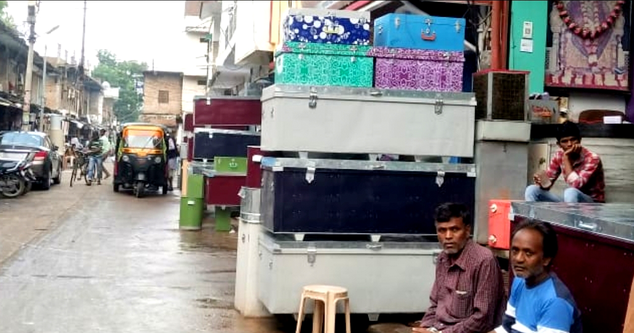   सड़कों पर सजती हैं  दुकानें, यातायात होता है वाधित