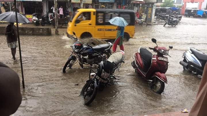 चोक पड़ी नालियों के चलते घरों, दुकानों तक पहुॅचा बारिश का पानी 