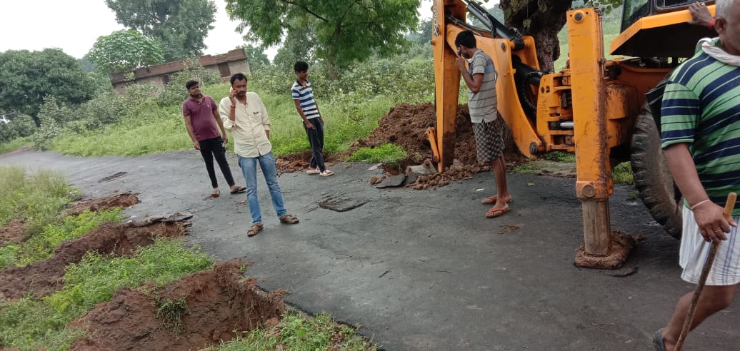  कांग्रेस नेता द्वारा पक्की सड़क में खुदवा दिया गड्ढा, मंदिर बनाने की चल रही रणनीत  