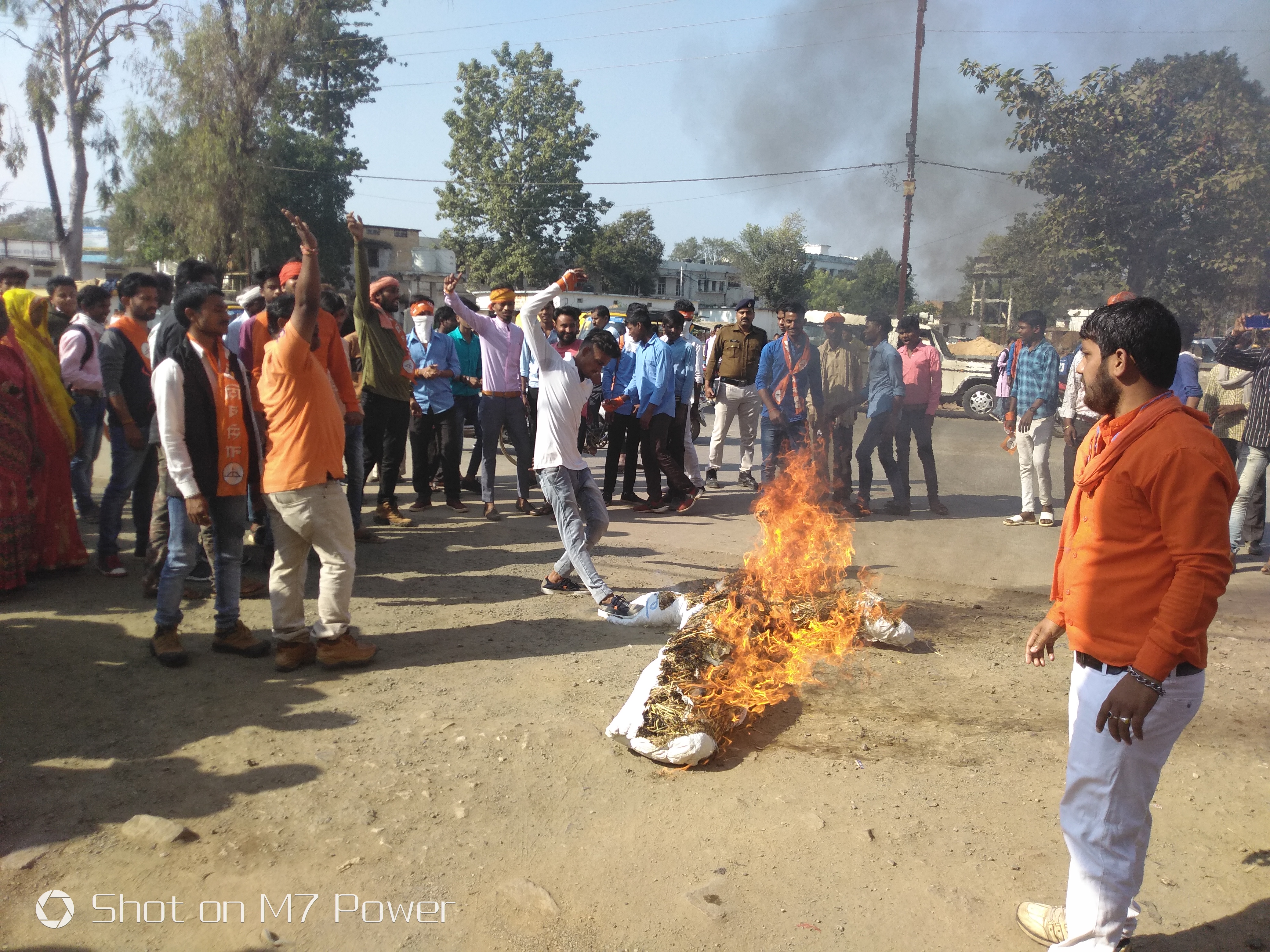 प्रशासन और जनता की सीधी लड़ाई जारी, पुलिस व्यवस्था हुई चौकस