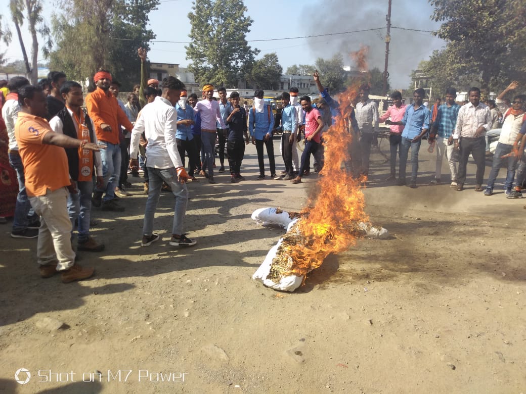 41 दिन पूरे होने पर भी नहीं हुई कार्यवाही, कलेक्ट्रेट पहुॅच कर जम कर की नारेवाजी