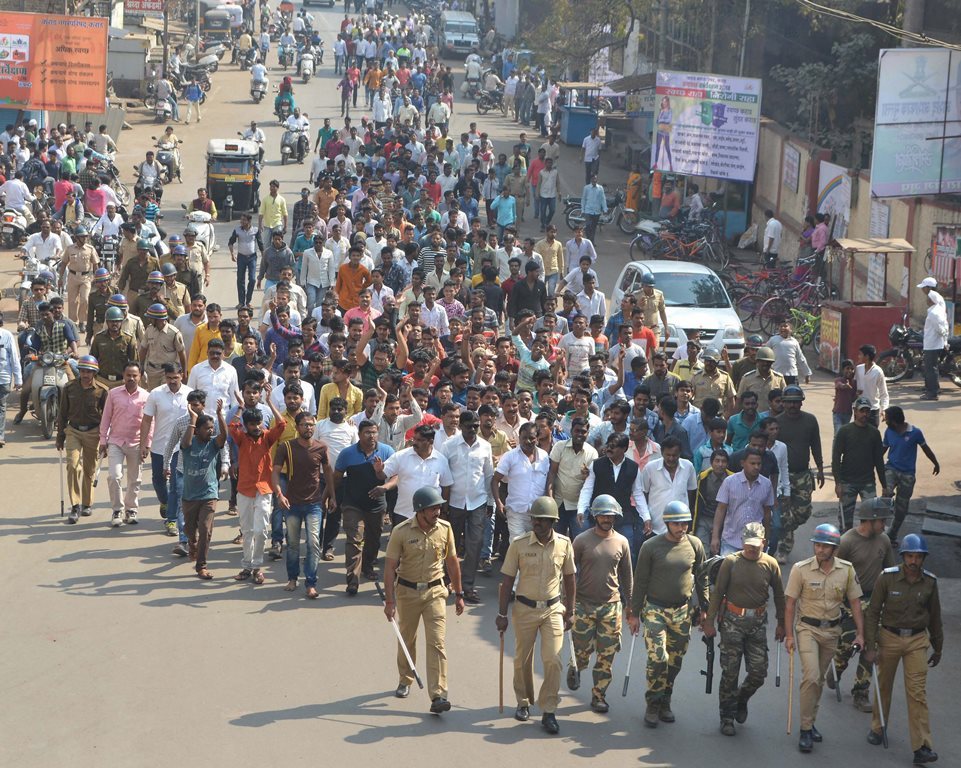 महाराष्ट्र बंद: मुंबई में बसों पर हमला, नागपुर और पुणे में स्थिति तनावपूर्ण